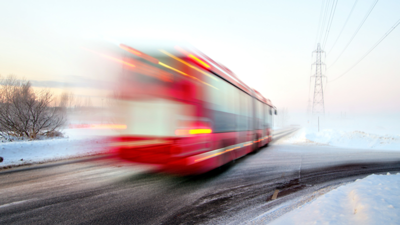 En SL-buss på en väg vid vinterväglag. Foto: SL.