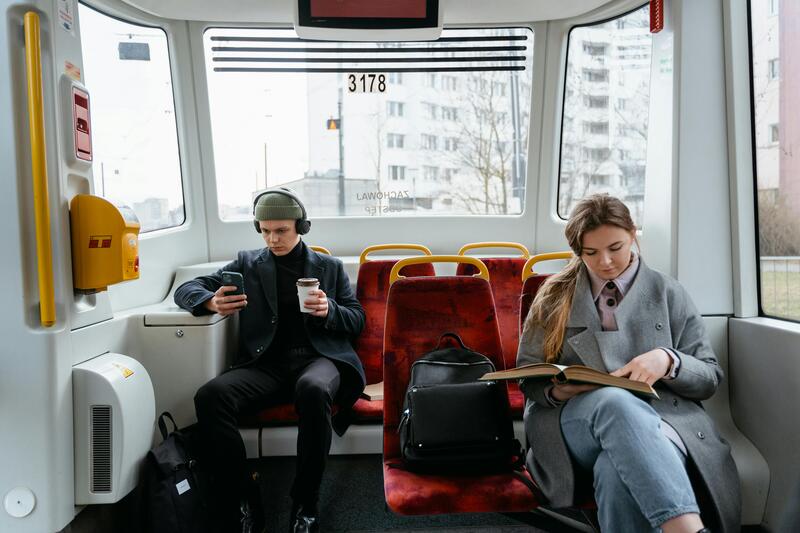 Ungdomar reser med buss