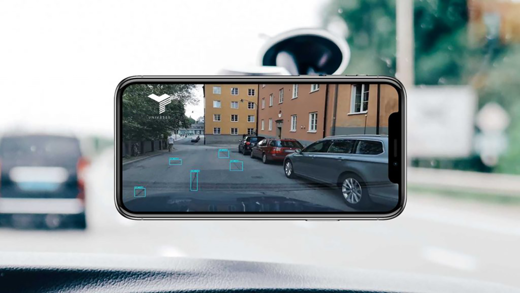 En av de mobiltelefoner som används i bilar i Stockholm Virtual City i bruk. Foto: Univrses.