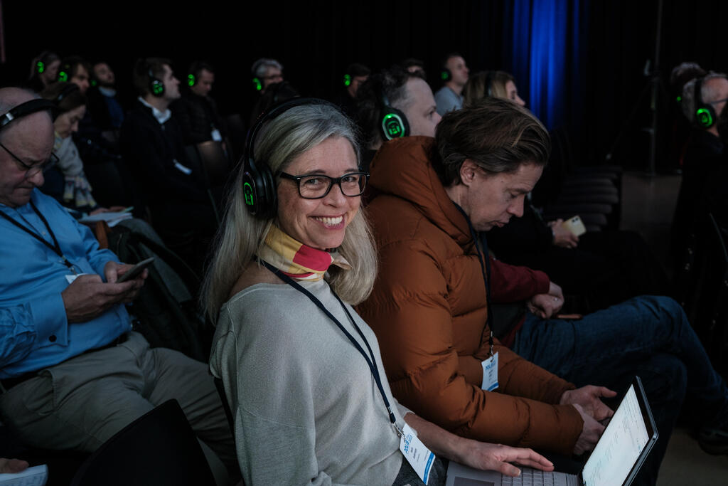 Foto på deltagare som sitter och lyssnar på ett föredrag. malin Andersson syns i förgrunden. 